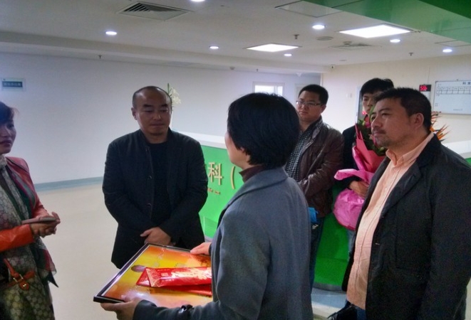 公司領導看望病重員工張建國